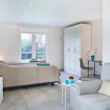 Extravagant 8 Bdrm In Marbella, Beachside Villa *